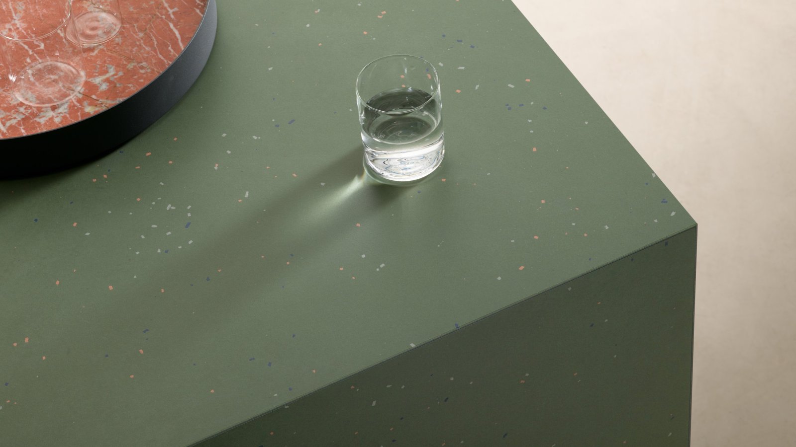 Mutina Primavera 表面细节，彩色陶瓷碎粒