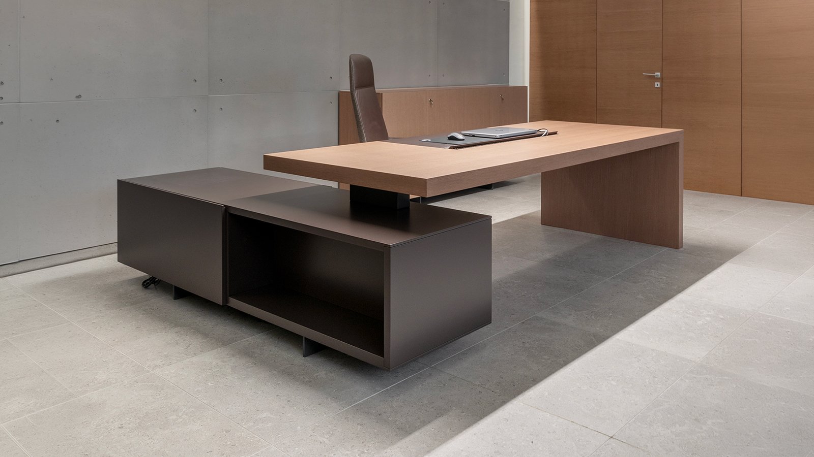 Tecno 老板桌 Asymmetrical，台面悬挑于双面侧柜之上