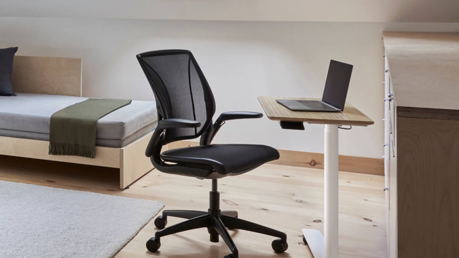 职员办公椅 World LM，Humanscale 出品，三片式网背