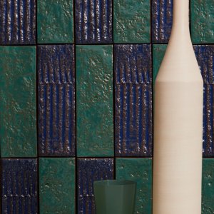 Mutina Chamotte 釉面砖墙面呈现明亮色彩