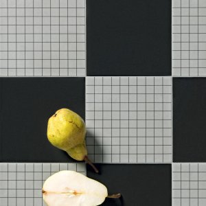 办公楼卫生间内的 Futura Grey 与 Black