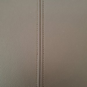 细杆拉手的 Arche 宽抽屉柜