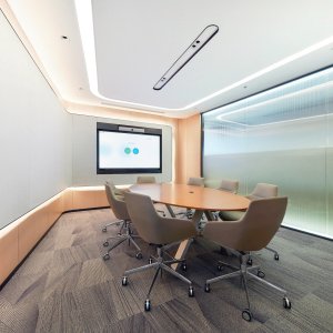 Aston 位于会议桌主位