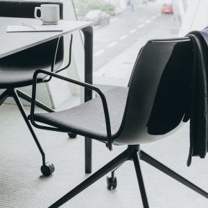 带自锁脚轮的固定盘座与 Catifa 53 壳体