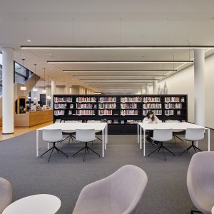 Arper Nuur 台面下的哑黑铝制骨架