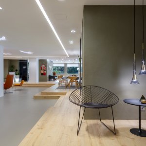 Leaf 休闲椅与 50 厘米矮桌（Arper）