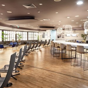 Catifa Sensit 的 BI 铝制扶手与底座同饰面