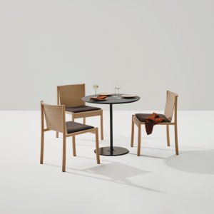 软包椅壳带线迹的 Kata Chair