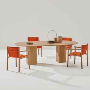 带肌理木壳的 Kata Chair