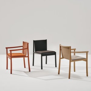 等候区里带扶手的 Kata Chair