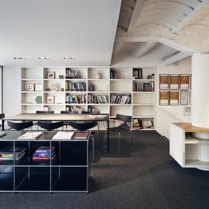 Arper Nuur Office 办公桌下装设的走线槽