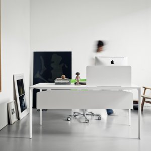 Arper Nuur 桌台面上的灰色 Fenix 覆面