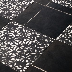 竖向铺贴在墙面的 Chymia