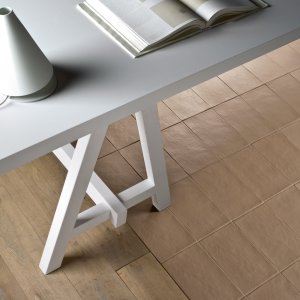 侧光下的 Bas-Relief Bianco 墙面