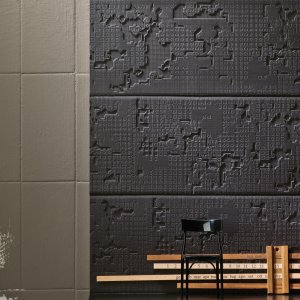 侧光掠过 Bas-Relief 雕刻表面