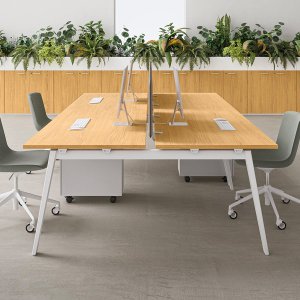 E-Place 办公桌下的梯形挡板