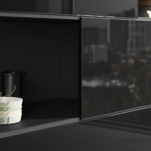 办公桌后方的 Elite 护墙板层架，内置 LED 灯带