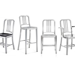 Emeco Navy 1006 拉丝铝设计椅围绕餐桌摆放