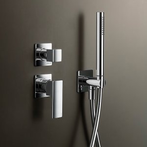 面盆上方的 Fantini Mint 入墙龙头，Matt Black 表面