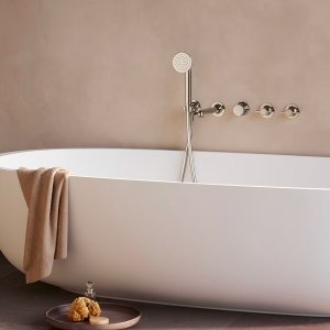 嵌入天花的 Acquafit 顶喷与出水孔排成的图案