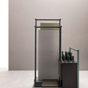 Fluido 矮桌置于休息区，Martex 出品