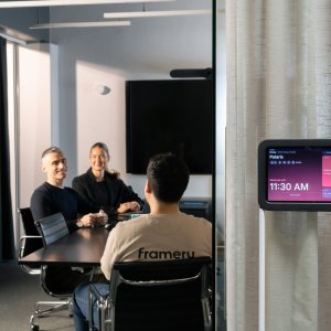 Framery Four 沙发的羊毛面料与靠垫