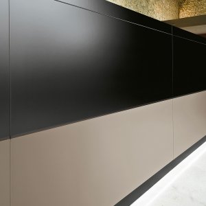 前台接待台 Vogue 工作台面上的铝质走线翻盖