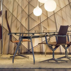深棕色皮革的 Kuna Chair