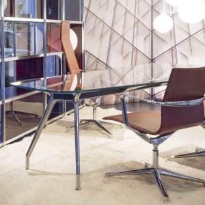 保加利亚红皮革的 Kuna Chair