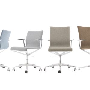 ICF Office 的 Stick Chair 会议椅围绕会议桌