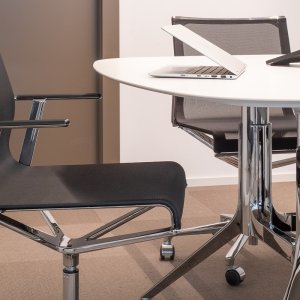 Stick Chair 的五星脚与脚轮