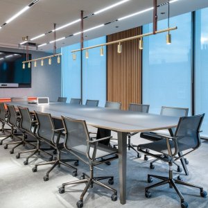 Stick Chair 的镀铬框架饰面