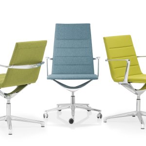 Valea Chair 的封闭式压铸铝扶手