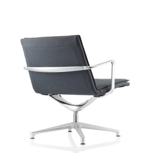 沿会议长桌排开的一列 Valea Chair