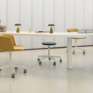 实木四腿版本的 Cut 在餐厅