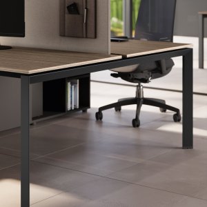 Las Mobili 5th Element 职员 desking-bench，梯形截面拉制钢桥式腿
