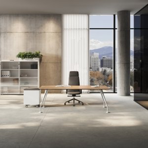 Las Mobili Énosi 设计师办公桌，超白背漆玻璃台面与镀铬锥形桌腿