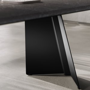 Monolith 茶几，Calacatta 陶瓷台面配黑色 V 形腿