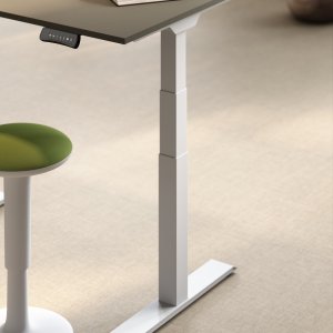 UP Plus 办公桌上的 COMFORT 记忆控制面板