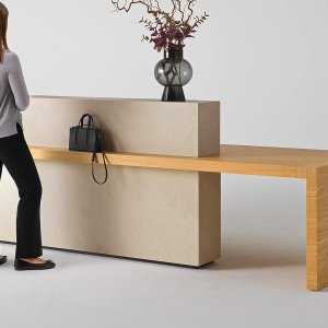 橡木 Rovere Classico 饰面的 Kyo Reception 前台