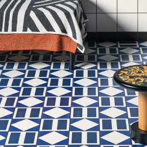 Du Pasquier 手绘的 Black Terracotta 图案瓷砖