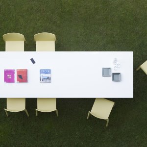承托 Arki-Table 桌面的挤压铝合金框架