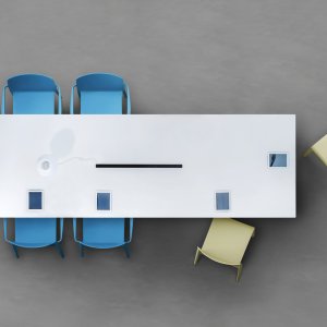 Pedrali 出品的会议桌 Arki-Table，钢制支架腿与紧凑层压板桌面