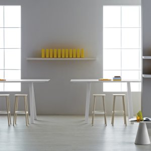 Pedrali Arki-Table 的 80×40 毫米钢管支架腿