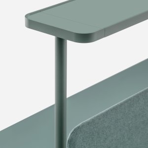 六米长的 Rizz Workstation 供八人使用，配中央钢制立柱