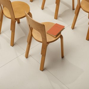 企业前厅中的 Primavera 120x120 大板