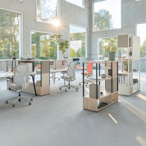五把 se:kit Sedus 访客椅叠放在推车上