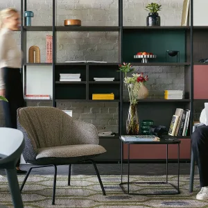 原色榉木四腿底座上低而宽的 se:café soft lounge chair