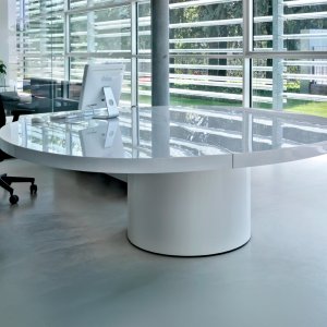7.5 cm 厚台面悬挑于底座之外，Asymmetrical Meeting