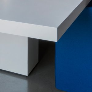 会议桌 Asymmetrical Meeting，与老板桌同属一个系列